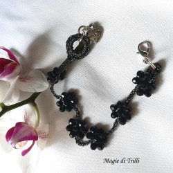 Braccialetto donna con fiori di cristalli neri intrecciati con filo per gioielli argentato