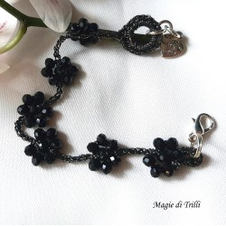 Braccialetto donna con fiori di cristalli neri intrecciati con filo per gioielli argentato